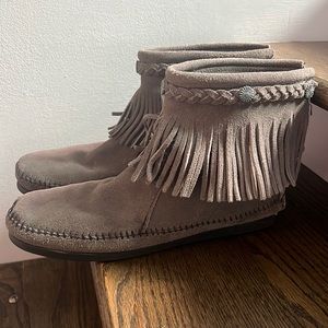 Minnetonka Women’s Ankle Moccasins SZ 9